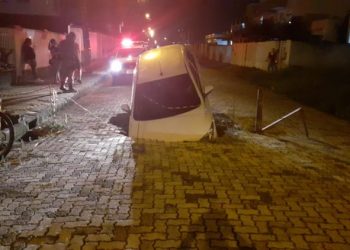 Veículo cai em grande buraco de rua em Tijucas