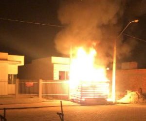 Incêndio atinge casa de ferramenta em São João Batista