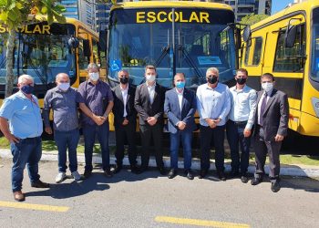 Vereadores batistenses participam de entrega de ônibus para a Educação