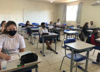 Alunos retornam às salas de aulas após 11 meses, em São João Batista