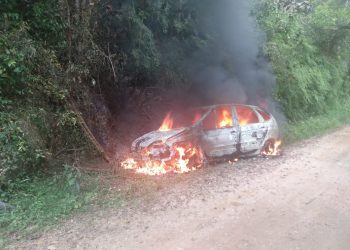 Carro colide em rocha e pega fogo, no interior de Nova Trento