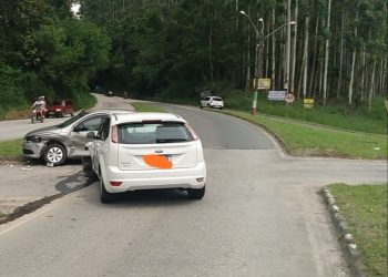 Veículos colidem no trevo de Claraíba, na rodovia SC-108, em Nova Trento