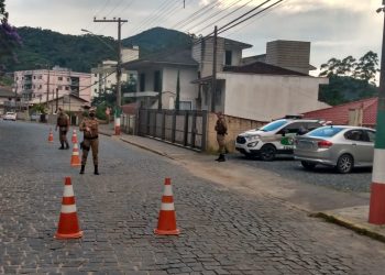 Jovem é abordado com droga durante barreira policial, em Nova Trento