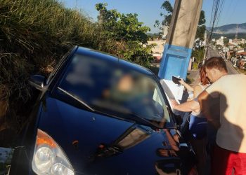 Homem fica ferido após veículo colidir em máquina, no Centro de São João Batista