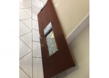 Mulher quebra porta de hospital devido demora no atendimento para filha, em Tijucas