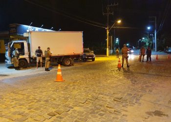 PM de Tijucas remove veículos, na Operação Choque de Ordem
