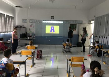 Educação investe em computadores, projetores e webcams para as aulas no sistema híbrido