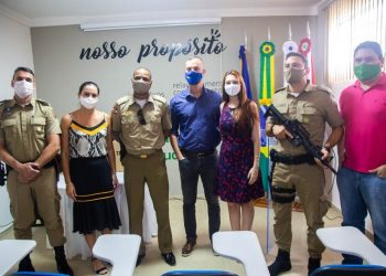 PM de Canelinha recebe das mãos de empresários armamento de grosso calibre