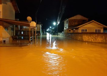 Mais de 100 residências foram afetadas pelas chuvas da madrugada, em São João Batista