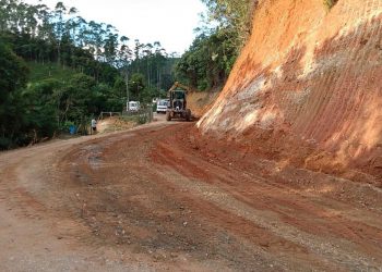 Secretaria de Obras de Nova Trento realiza alargamento de estrada na localidade Alto Alferes