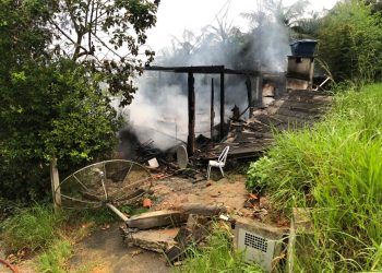 Incêndio destrói casa no bairro Carmelo durante a madrugada, em São João Batista