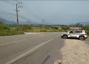 Mulher morre e outra fica gravemente ferida ao serem atropeladas na SC-410, em Tijucas; motorista do veículo fugiu