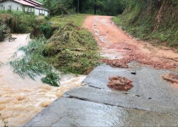 Fortes chuvas levam pontes e interrompem estradas no interior de Canelinha