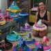 Cestinhas coloridas de papel de Ana Paula Valle, de São João Batista, relembram infância