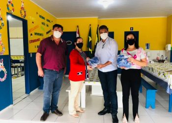 Estudantes de Major Gercino recebem uniformes