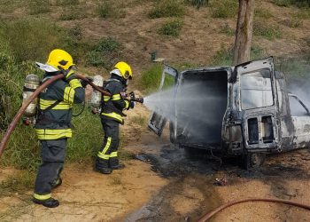 Bombeiros combatem incêndio em um veículo, em São João Batista