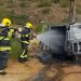 Bombeiros combatem incêndio em um veículo, em São João Batista