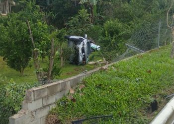 Mulher sai da pista e capota carro, no Espraiado, em Nova Trento