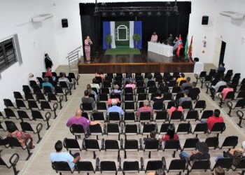 Moradores da rua Amélia Weber da Silva recebem escrituras, em São João Batista