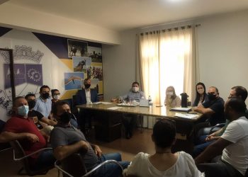 Prefeito de Canelinha realiza reunião de trabalho com secretários