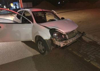 Jovem é preso após colidir contra poste de energia elétrica, em São João Batista