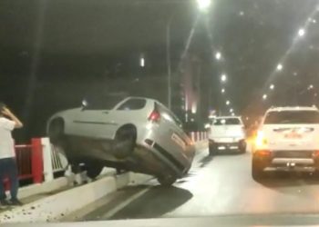 Embriagado, homem quase cai no rio ao colidir carro em ponte, em São João Batista