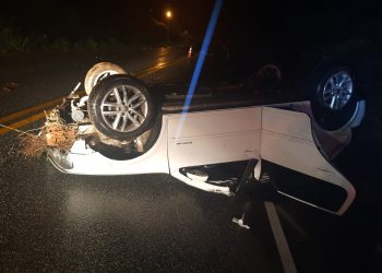 Mulher fica ferida ao capotar veículo, na rodovia SC-410, em Nova Trento