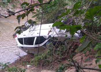 Casal discute e carro cai de ponte na SC-410 em Canelinha