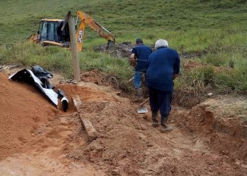 Secretaria de Obras de Canelinha recupera estrada no bairro Moura