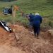 Secretaria de Obras de Canelinha recupera estrada no bairro Moura