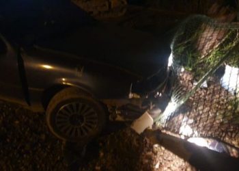 Motorista bate veículo em portão de casa e foge