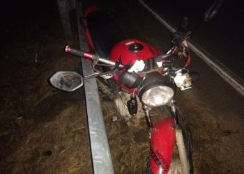 Caminhonete bate em motocicleta e motorista foge