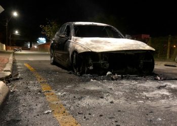 BMW é destruída por incêndio, em Tijucas