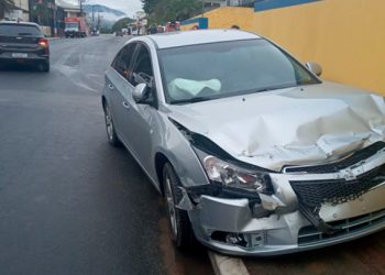 Dois veículos batem e um acerta muro em São João Batista