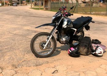Acidente entre carro e moto deixa mulher ferida