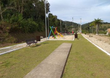Praça do Timbezinho, em São João Batista, recebe reparos
