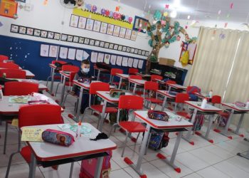 Escolas de Canelinha contam com nova mobília