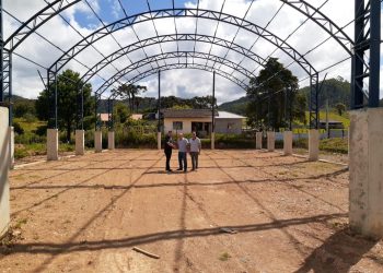 Quadra poliesportiva segue em construção em Boiteuxburgo