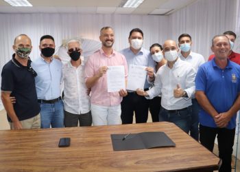 Canelinha assina ordem de serviço para primeiro trecho de asfalto do Moura