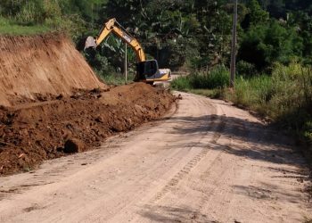 Nova Trento realiza alargamento de estrada no São Valentim