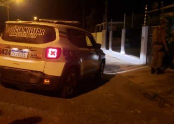 Homem invade residência e é contido por moradores, em São João Batista