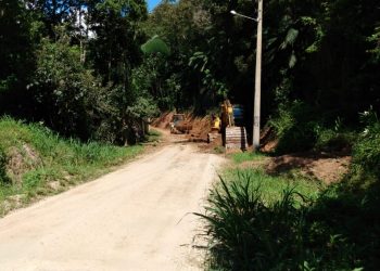 Nova Trento interdita trecho da estrada do Ribeirão da Velha para limpeza e alargamento