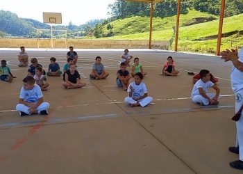 Canelinha realiza aula inaugural de capoeira no bairro Galera
