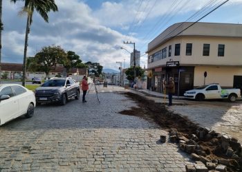 Sisam inicia implantação de rede coletora de esgoto na rua Leoberto Leal