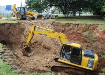 Secretaria de Infraestrutura efetua enrocamento para conter avanço de cratera, em São João Batista
