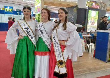Secretaria de Cultura e Turismo e realezas representam Nova Trento na feira BNT Mercosul em Itajaí