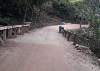 Secretaria de Obras de Nova Trento instala corrimãos em pontes de Serraval e Pitanga