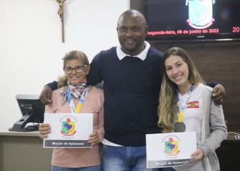 Câmara de São João Batista entrega Moção de Aplausos a atletas e treinadora de vôlei