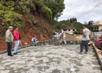 Prefeito em exercício de Nova Trento visita obra de pavimentação na Ponta Fina Norte