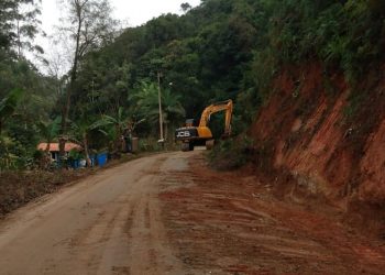 Secretaria de Obras inicia limpeza de mais um trecho da estrada geral do bairro Salto